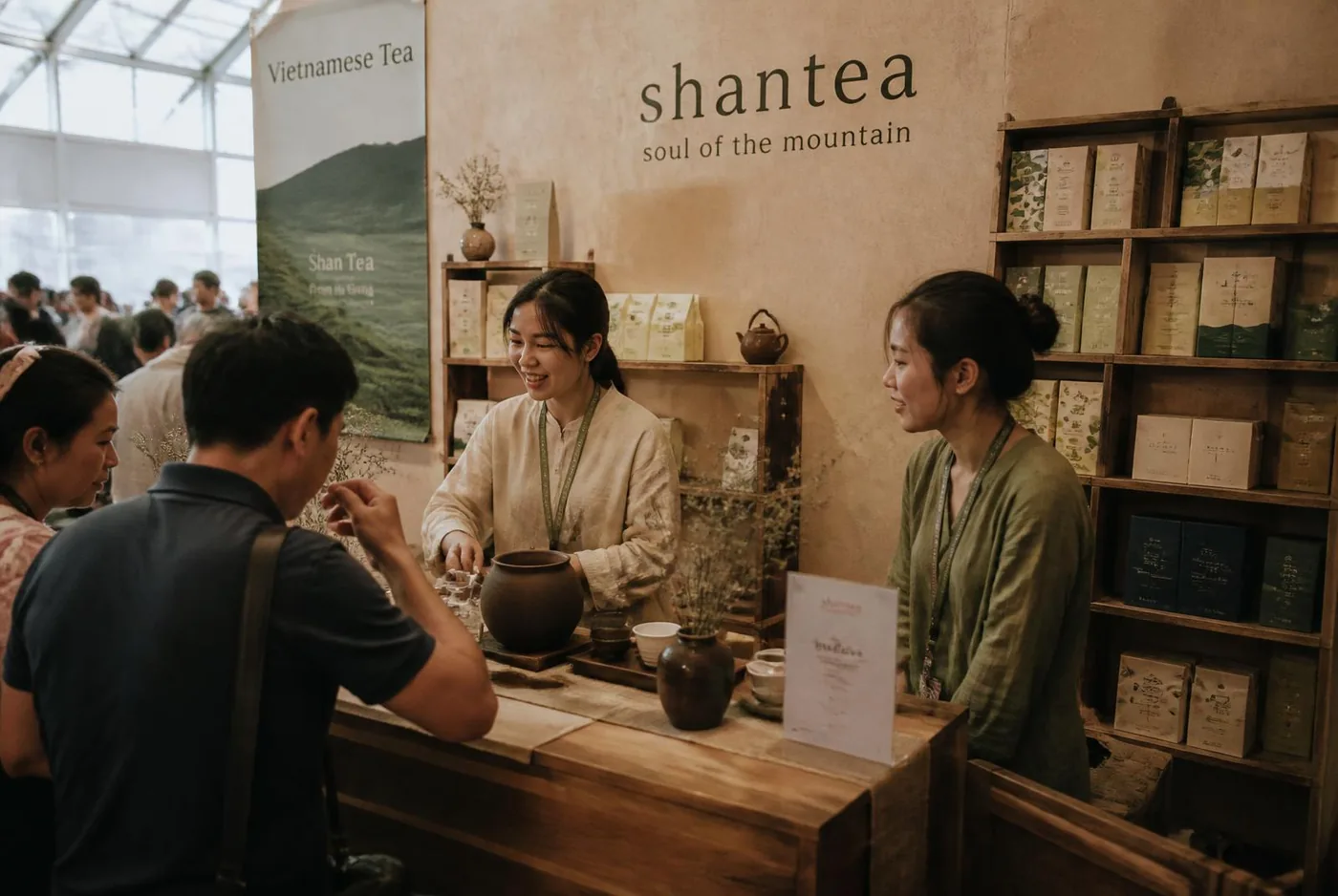 Gian hàng trà HÙNG PHÁT tại hội chợ, đội ngũ mời khách thưởng trà